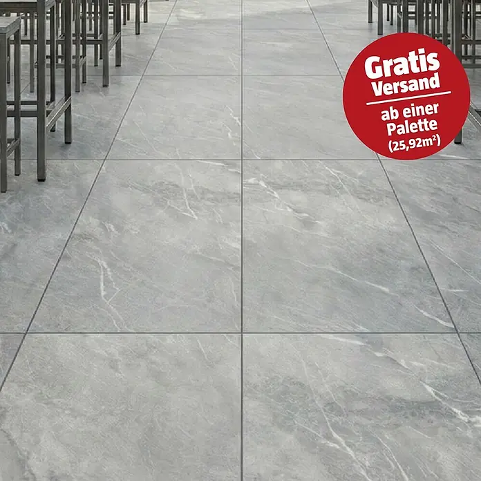 Terrassenfliese Total Stone - 60 x 90 x 2 cm, Grigio, Matt - Graue Bodenfliesen in Marmoroptik mit ausgeprägter Äderung, verlegt in einem Raum mit modernen Möbeln.