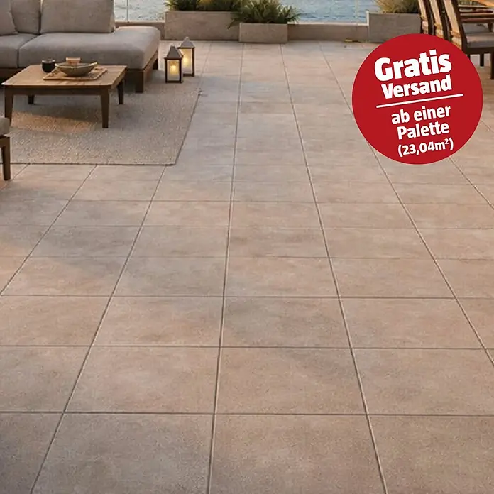 Terrassenfliese Urban Pro - 60 x 60 x 2 cm, Beige, Matt - Beigefarbene Terrassenfliesen auf einer Terrasse mit Loungemöbeln und Wasserblick, mit rotem Werbeoverlay für kostenlosen Versand.