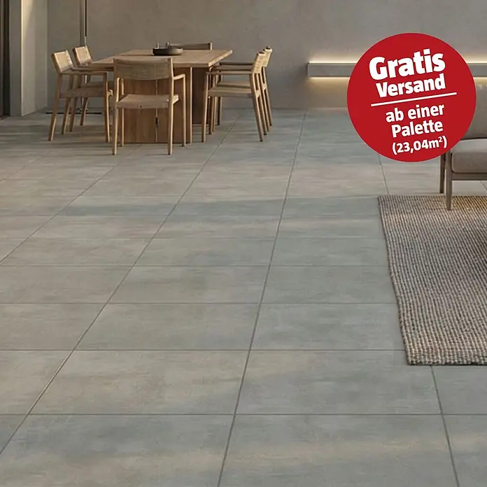 Terrassenfliese Urban Pro - 60 x 60 x 2 cm, Grey, Matt - Große graue Bodenfliesen in Außenumgebung, bilden eine geräumige Terrasse mit Holztisch und Stühlen.