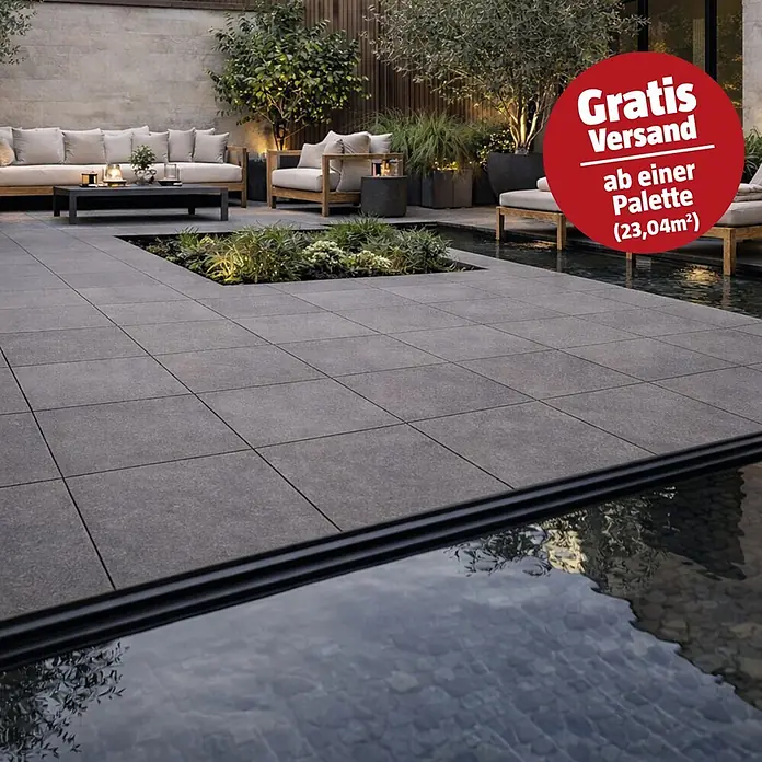 Terrassenfliese Colosseo - 60 x 60 x 2 cm, Basalt Grau, Matt - Graue Terrassenplatten bilden eine stilvolle Terrasse mit Wasserbecken und Sitzgelegenheiten.