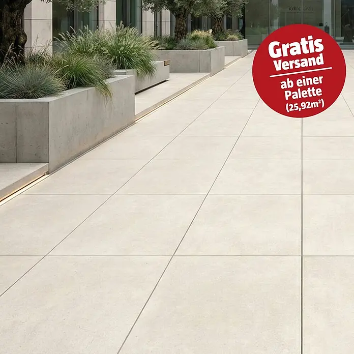 Terrassenfliese Duomo - 60 x 90 x 2 cm, Perla, Matt - Helle Terrassenplatten im Freien verlegt in einer modernen Umgebung mit Betonpflanzgefäßen und Bäumen.