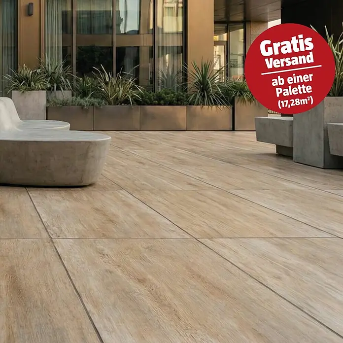 Terrassenfliese Foresta - 40 x 80 x 2 cm, Chiaro, Matt - Außenbereich mit hellbraunen Bodenfliesen in Holzoptik, passend zu modernen Betonbänken und Pflanzgefäßen.