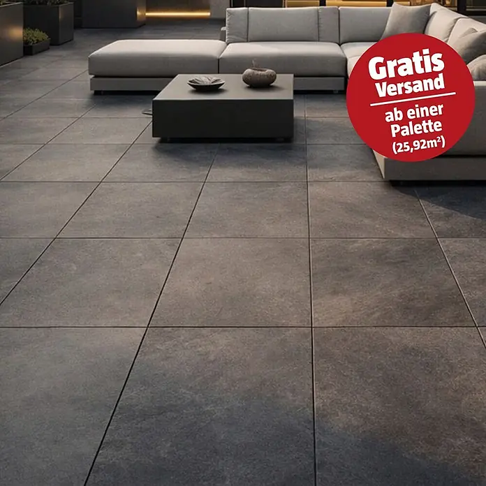 Terrassenfliese Museo Ardesia - 60 x 90 x 2 cm, Nera, Matt - Dunkelgraue Terrassenplatten bilden einen Außenboden, gezeigt mit modernen Outdoor-Möbeln.