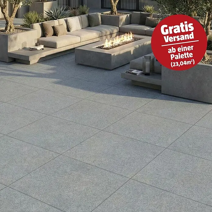 Terrassenfliese Fortezza - 60 x 60 x 2 cm, Diorit, Matt - Große, hellgraue, quadratische Terrassenplatten mit strukturierter Oberfläche, als Bodenbelag im modernen Außenbereich.