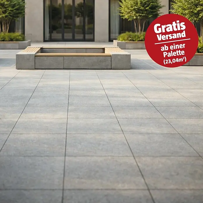 Terrassenfliese Fortezza - 60 x 60 x 2 cm, Montor, Matt - Helle graue Pflastersteine in einem Rastermuster bilden eine Außenterrasse mit integrierten Betonbänken und Holzsitzflächen, mit einem roten Kreis-Overlay "Gratis Versand!".
