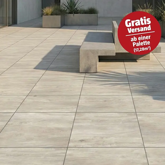 Terrassenfliese Foresta - 40 x 80 x 2 cm, Grigio, Matt - Helle Holzoptik-Terrassenfliesen auf einer modernen Terrasse.