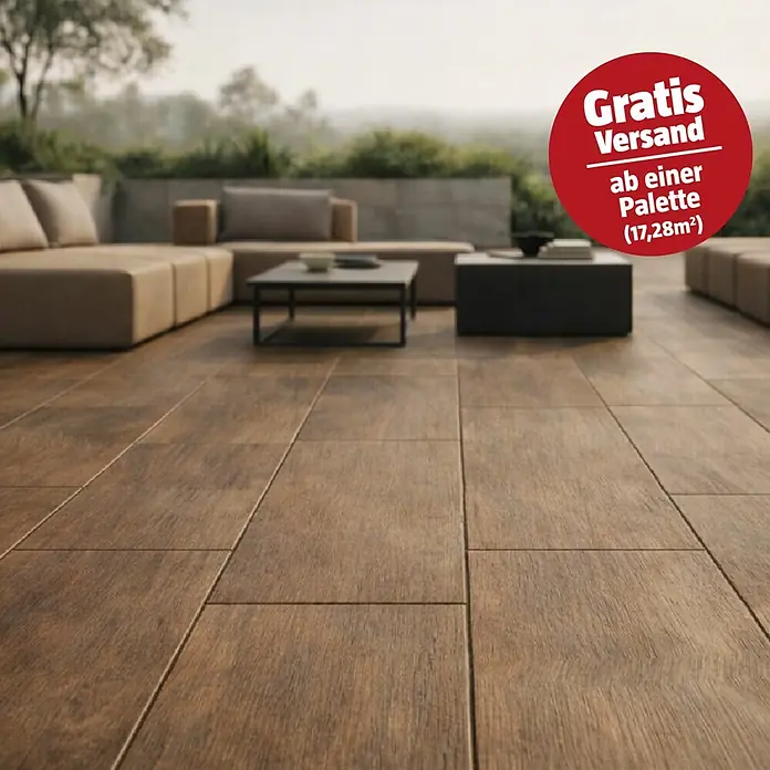Terrassenfliese Foresta - 40 x 80 x 2 cm, Scuro, Matt - Holzoptik-Terrassenfliesen in Dunkelbraun auf einer Terrasse mit modernen Gartenmöbeln.