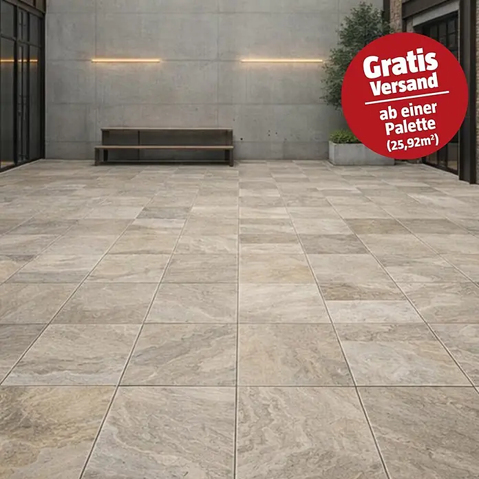 Terrassenfliese Porcea - 60 x 90 x 2 cm, Eramosa, Matt - Außenbereich mit hellbraunen und gräulichen Fliesen in Steinoptik, die eine robuste und stilvolle Pflasterung bilden.