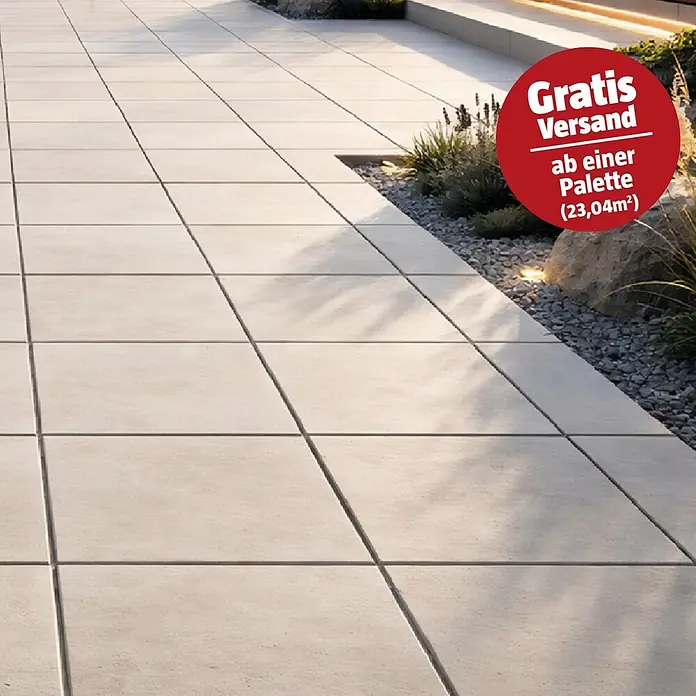 Terrassenfliese Portland - 60 x 60 x 2 cm, Ice, Matt - Helle, rechteckige Terrassenplatten bilden einen Außenweg mit deutlichen dunklen Fugen.