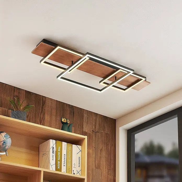 Lucande Deckenleuchte Chariska - Holz dunkel - Moderne LED-Deckenleuchte mit geometrischen Holz- und schwarzen Rahmen.