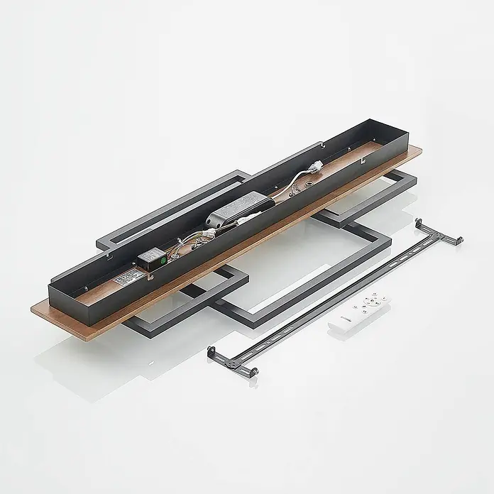 Lucande Deckenleuchte Chariska - Holz dunkel - Zerlegte rechteckige Deckenleuchte mit dunklem Metallrahmen, Holzplatte, interner Verkabelung, Halterung und weißer Fernbedienung.