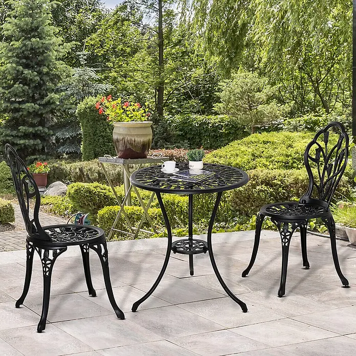 Outsunny Gartenstuhl-Set 3-teilig, mit Tisch -  - Schwarzes Metall-Bistro-Set mit rundem Tisch und zwei Stühlen, mit filigranen Verzierungen, auf einer gepflasterten Terrasse im Garten.