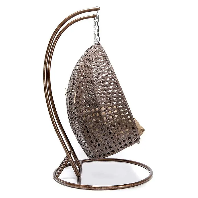 Home Deluxe Hängesessel TWIN - Kunststoff, Braun - Brauner Korbsessel zum Aufhängen mit Metallständer und beigem Kissen.