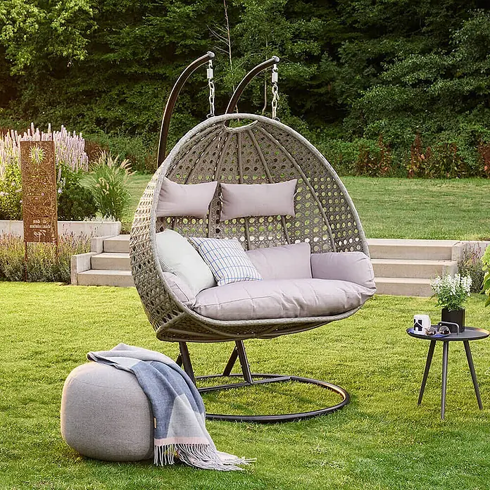 Home Deluxe Hängesessel TWIN - Kunststoff, Grau - Grauer Doppel-Hängesessel aus Geflecht mit hellen Kissen.