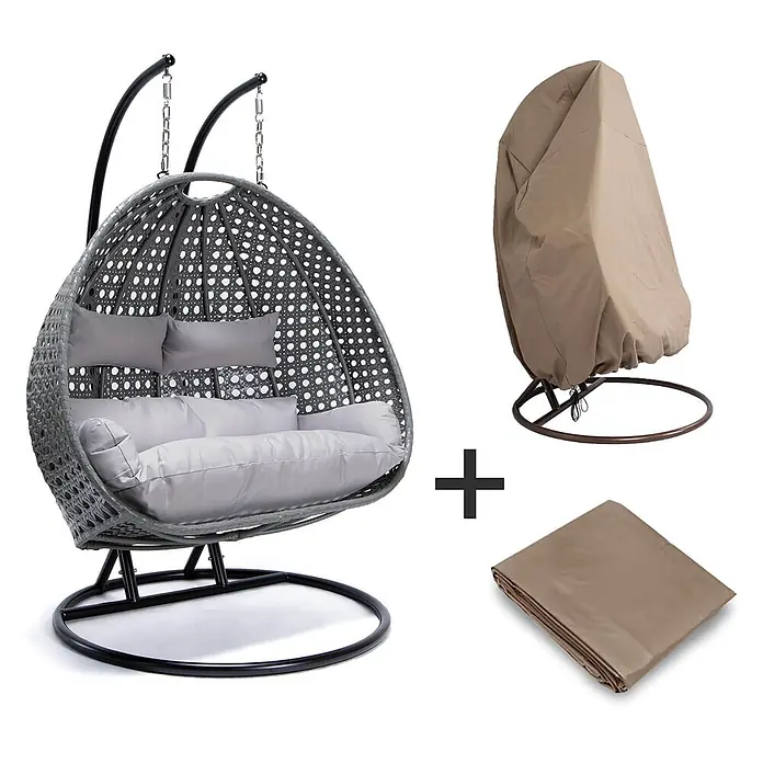 Home Deluxe Hängesessel TWIN inkl. Regenabdeckung - Kunststoff, Grau - Grauer Rattan-Hängesessel mit hellgrauen Kissen, schwarzem Ständer und zwei beigen Schutzhüllen (eine angelegt, eine gefaltet).