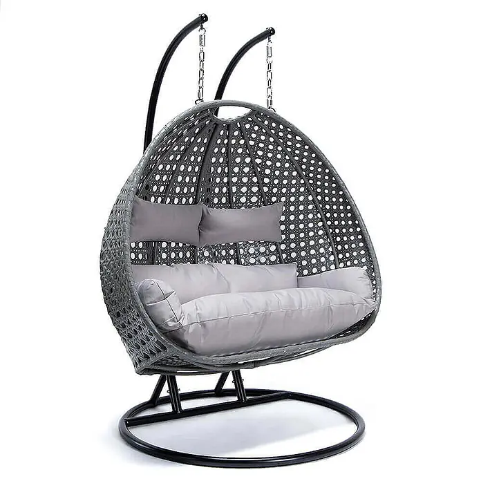 Home Deluxe Hängesessel TWIN inkl. Regenabdeckung - Kunststoff, Grau - Grauer geflochtener Hänge-Eiersessel mit hellgrauen Kissen auf einem schwarzen Ständer.