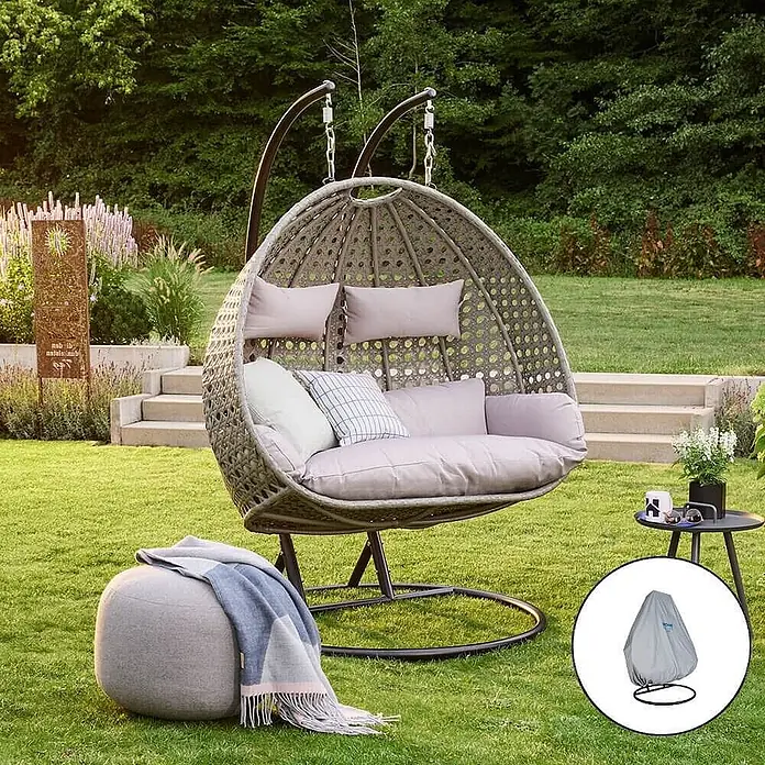 Home Deluxe Hängesessel TWIN inkl. Regenabdeckung - Kunststoff, Grau - Grauer Doppelhängekorbsessel mit hellen Polstern, auf Metallgestell aufgehängt, für Entspannung im Freien geeignet.