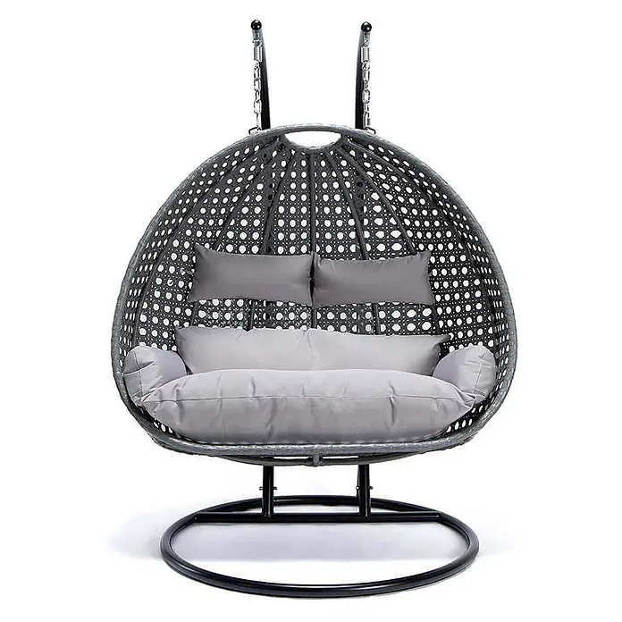 Home Deluxe Hängesessel TWIN - Kunststoff, Grau - Grauer Hänge-Eiersessel aus Polyrattan mit hellgrauen Kissen, auf schwarzem Metallgestell.