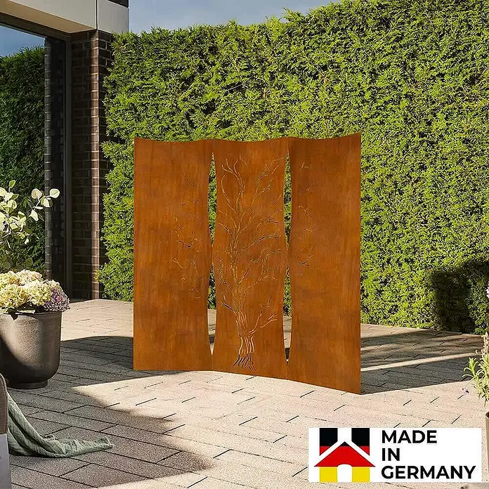 Home Deluxe Sichtschutzelement TREEFLOW - Stahl, Orange - Drei rostfarbene Metall-Sichtschutzwände mit Baumdesign auf der Mittelplatte, auf einer Terrasse.