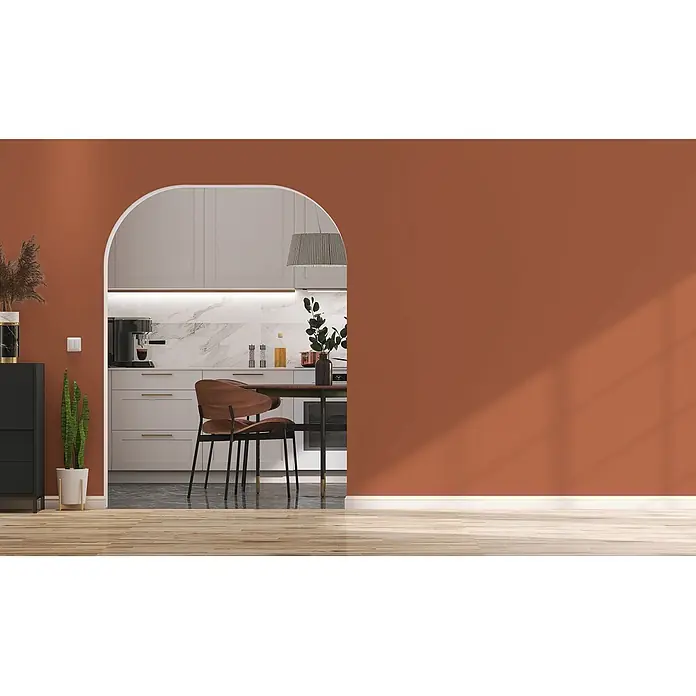 Livingwalls Wandfarbe Rot, Dusty Orange DD126154 1l - Orange, Matt, 1 l - Moderne Küche mit hellen Schränken und Marmor, gesehen durch einen Torbogen von einem Raum mit warmen Terrakottawänden und Holzboden.