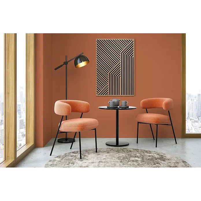Livingwalls Wandfarbe Rot, Dusty Orange DD126154 1l - Orange, Matt, 1 l - Zwei orange gepolsterte Sessel mit schwarzen Beinen umrahmen einen kleinen schwarzen Tisch in einem modernen Wohnraum.