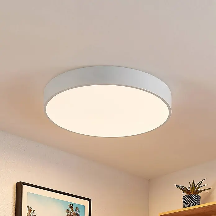 Lindby Deckenleuchte Simera - weiß / opal - Runde, weiße LED-Deckenleuchte an einer hellen Decke, die helles Licht spendet.