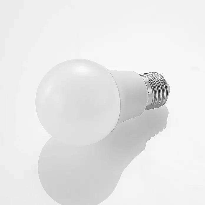 Arcchio LED-Lampe E27 LED 8W - E27, Nicht Dimmbar, Warmweiß, 806 lm, 8 W - Weiße LED-Glühbirne mit metallischem Schraubsockel, auf der Seite liegend.