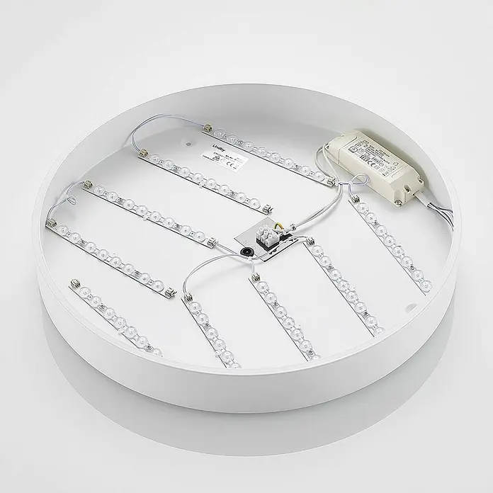 Lindby Deckenleuchte Simera - weiß / opal - Innenansicht einer weißen LED-Deckenleuchte mit mehreren LED-Streifen, Verkabelung und einem weißen LED-Treiber.