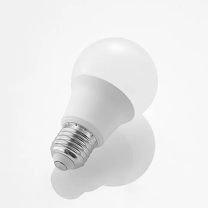 Arcchio LED-Lampe E27 LED 8W - E27, Nicht Dimmbar, Warmweiß, 806 lm, 8 W - Weiße LED-Glühbirne mit metallischem Schraubsockel, liegend.