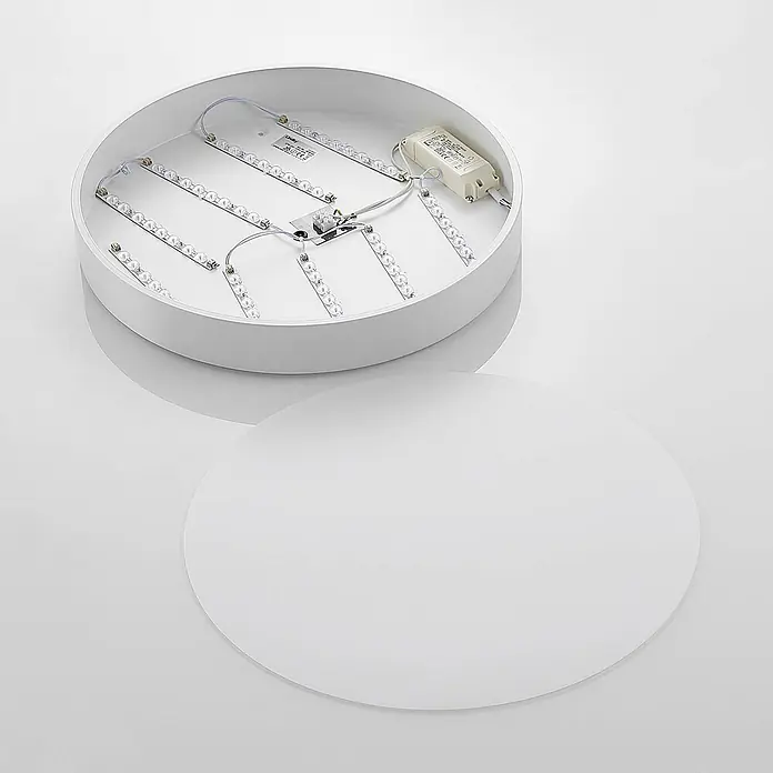 Lindby Deckenleuchte Simera - weiß / opal - Weiße runde LED-Deckenleuchte, geöffnet mit sichtbaren internen LED-Streifen und Treiber. Die weiße Diffusorabdeckung liegt daneben.