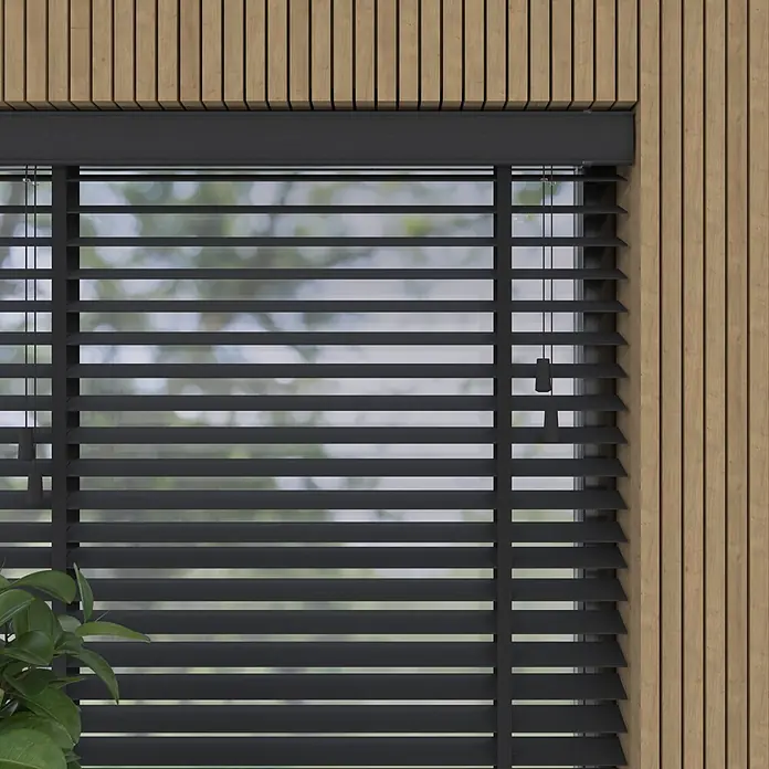 Jalousie Bambus - B x H: 130 x 240 cm, Schwarz, Holz - Dunkelgraue horizontale Jalousien an einem Fenster neben einer Holzlamellenwand.