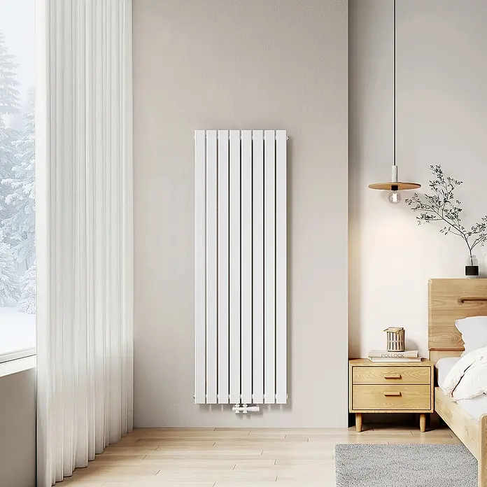 Emke Designheizkörper Flatrad FR - Wärmeleistung bei Vorlauftemperatur von 75 °C (D: 50): 1.265 W, Weiß - Weißer vertikaler Heizkörper an einer hellbeigen Wand in einem modernen Schlafzimmer.