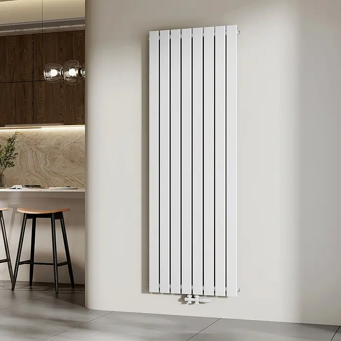 Emke Designheizkörper Flatrad FR - Wärmeleistung bei Vorlauftemperatur von 75 °C (D: 50): 1.265 W, Weiß - Weißer, hoher vertikaler Paneelheizkörper in modernem Interieur.