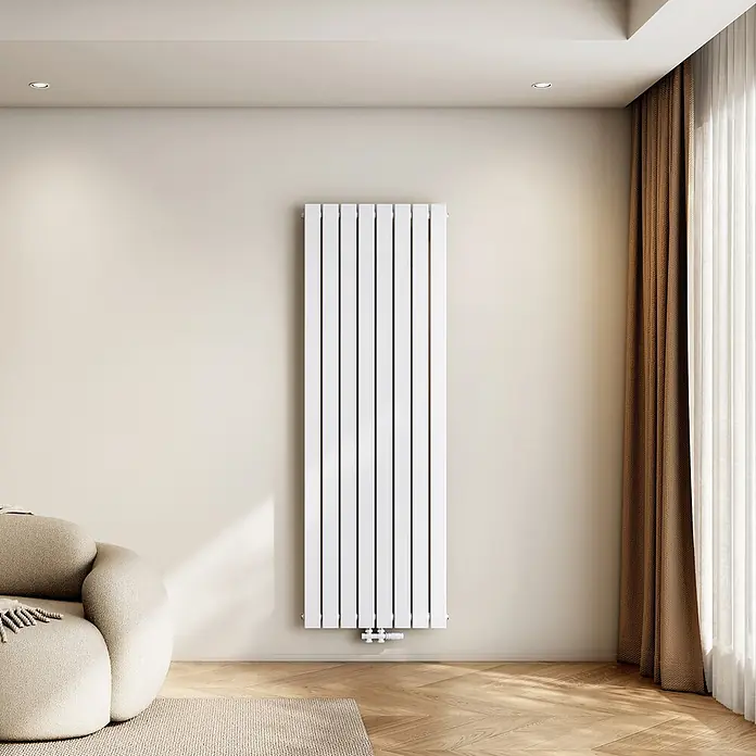 Emke Designheizkörper Flatrad FR - Wärmeleistung bei Vorlauftemperatur von 75 °C (D: 50): 1.265 W, Weiß - Moderner weißer Vertikalheizkörper an heller Wand im Wohnzimmer, betont sein hohes, schlankes Design.