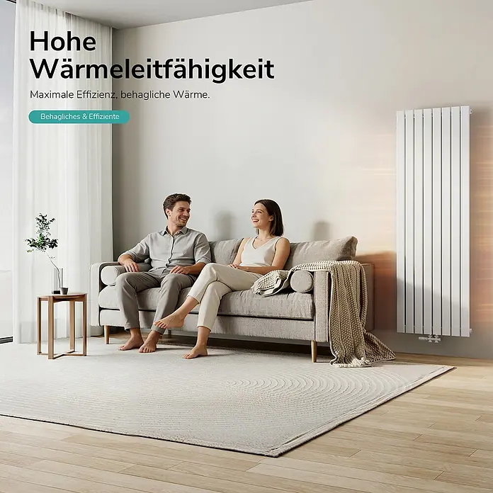 Emke Designheizkörper Flatrad FR - Wärmeleistung bei Vorlauftemperatur von 75 °C (D: 50): 1.265 W, Weiß - Hoher, weißer Vertikalheizkörper wärmt ein modernes Wohnzimmer, in dem ein Paar auf einem Sofa entspannt.