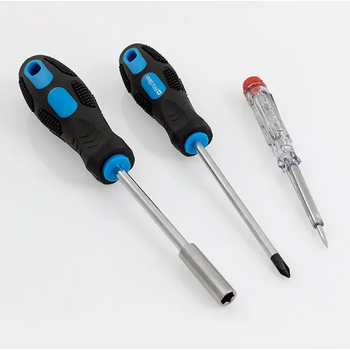 Karcher Werkzeugkoffer - L x B x H: 37 x 47,5 x 17,5 cm, 101 -tlg. - Zwei Schraubendreher mit ergonomischen schwarz-blauen Griffen (ein Sechskant-Steckschlüssel, ein Kreuzschlitz) und ein transparenter Spannungsprüfer mit roter Kappe.