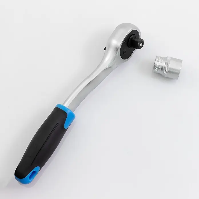 Karcher Werkzeugkoffer - L x B x H: 17,5 x 32 x 6,5 cm, 24 -tlg. - Silberner Ratschenschlüssel mit schwarzem und blauem Gummigriff, daneben eine separate 15mm Chrom-Stecknuss.