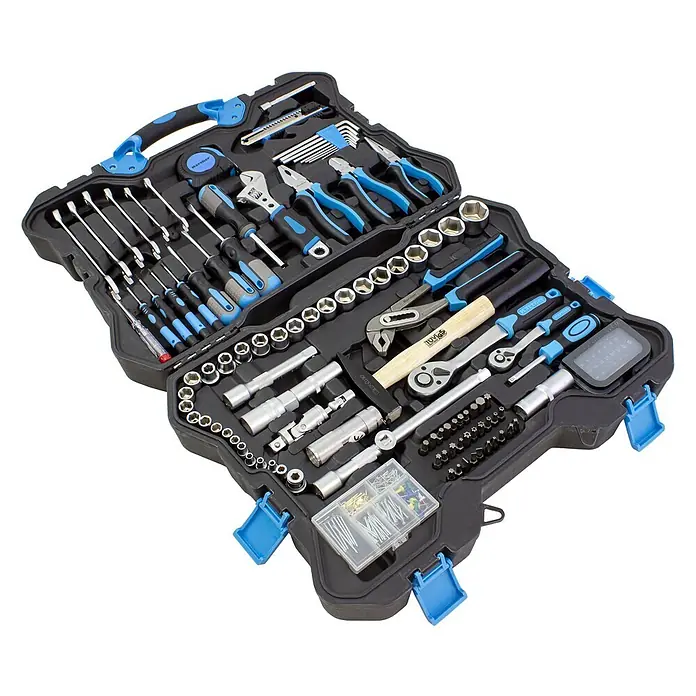 Karcher Werkzeugkoffer - L x B x H: 43,5 x 55 x 15 cm, 135 -tlg. - Umfassender Werkzeugsatz in schwarzem Koffer mit blauen Akzenten, inklusive Schraubenschlüssel, Schraubendreher, Zangen, Stecknüssen und Bits.