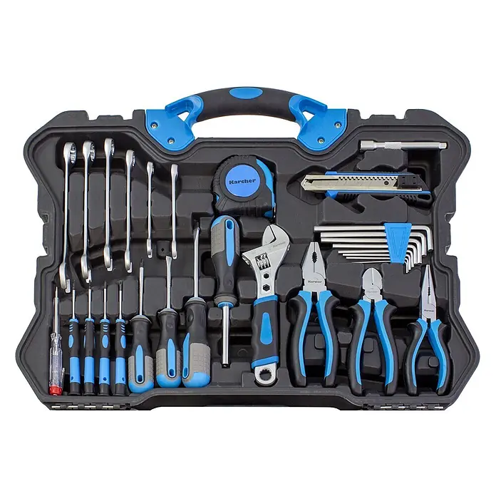 Karcher Werkzeugkoffer - L x B x H: 43,5 x 55 x 15 cm, 135 -tlg. - Ein schwarzer Kärcher Werkzeugkoffer mit blauen Akzenten, gefüllt mit einem umfassenden Set an Handwerkzeugen wie Schraubenschlüsseln, Schraubendrehern, Zangen und einem Maßband.