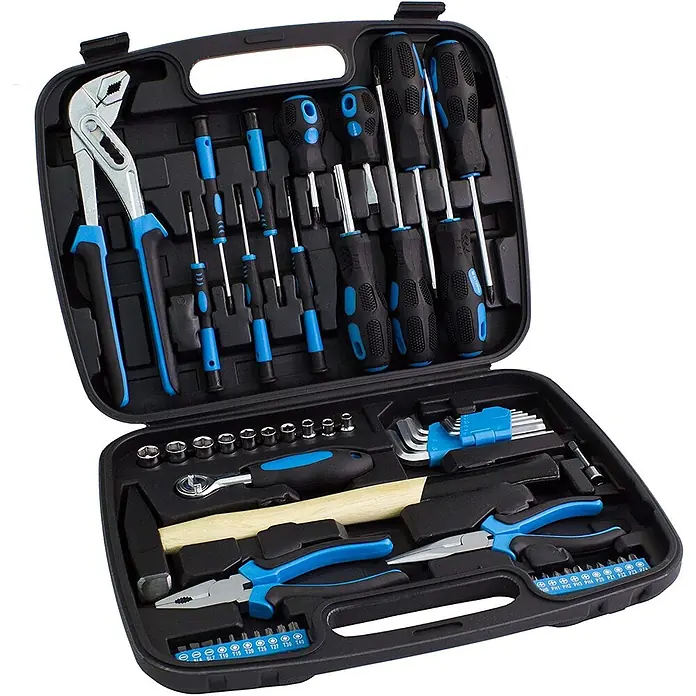 Karcher Werkzeugkoffer - 57 -tlg. - Schwarzer Werkzeugkasten mit einer Auswahl an Handwerkzeugen mit schwarzen und blauen Griffen, darunter Schraubendreher, Zangen, Hammer und Steckschlüssel.