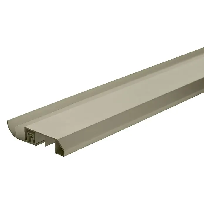 Grosfillex Perfil de cornisa Gris - Gris, 260 cm x 45 mm x 25 mm - Primer plano de un umbral en tono neutro, destacando su forma perfilada y diseño, perfecto para uso interior.