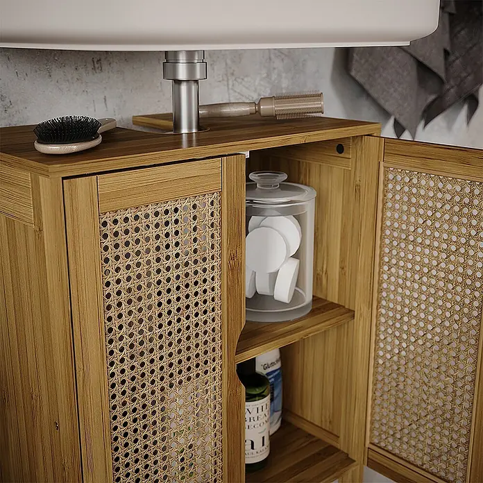 Vicco Badmöbel-Set Liora Bambus 3 Teile - Bambus, Matt - Bambus-Waschbeckenunterschrank mit Rattangeflechttüren, bietet Stauraum im Bad unter einem weißen Waschbecken.