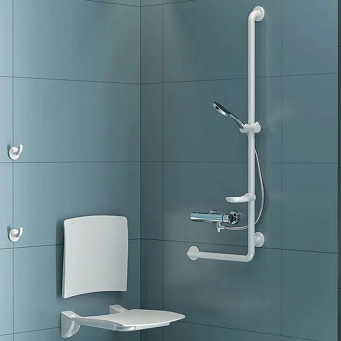 Delabie WC-Sitz Delabie Duschsitz Komfort hochklappbar Edst. pulverbesch. weiß -  - Barrierefreie Dusche mit weißem Klappsitz und weißen Haltegriffen, integriert in ein Duschsystem.
