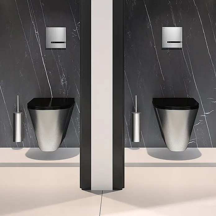 Delabie WC-Sitz - Schwarz - Zwei moderne wandhängende Toiletten mit gebürsteten Metallschüsseln, schwarzen Sitzen und passenden silbernen Spülplatten und Bürstenhaltern.