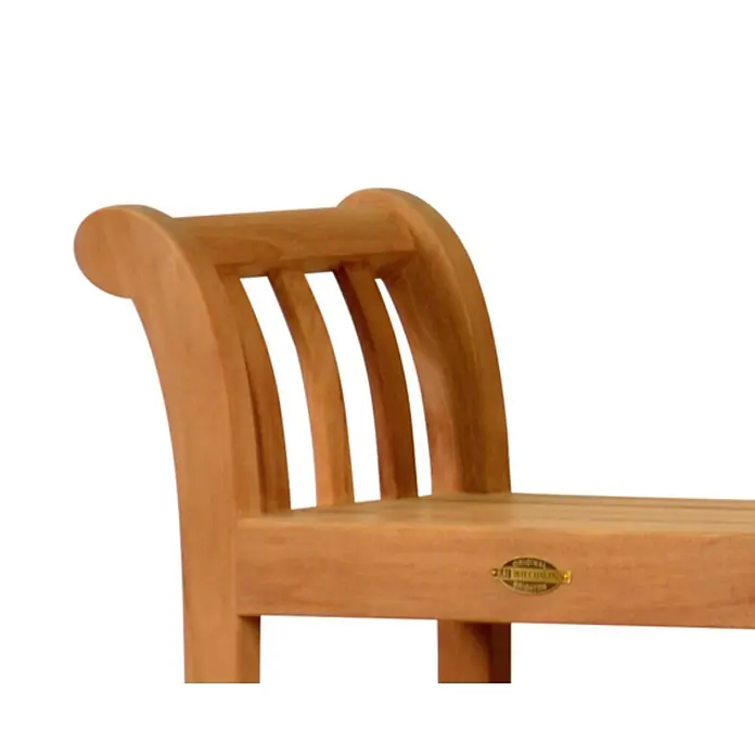 Kai Wiechmann Gartenhocker - Teakholz, braun - Detail einer hellbraunen Holzbank mit geschwungener Rückenlehne und einem Teil der Sitzfläche.