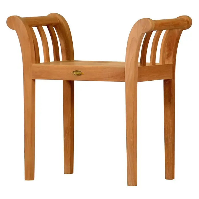 Kai Wiechmann Gartenhocker - Teakholz, braun - Ein hellbrauner Teakholz-Duschhocker mit gebogenen Armlehnen und Lattenrost-Seitenstützen.