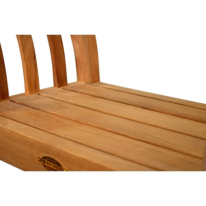 Kai Wiechmann Gartenhocker - Teakholz, braun - Nahaufnahme einer Sitzfläche und einer gebogenen Rückenlehne aus Holzlatten, gefertigt aus natürlichem Teakholz.