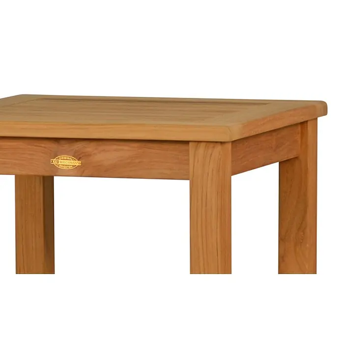 Kai Wiechmann Garten-Beistelltisch - L x B x H: 60 x 60 x 46 cm, Teakholz, Quadratisch, Braun - Nahaufnahme eines rechteckigen Teakholz-Beistelltisches mit sichtbarem Markenetikett.