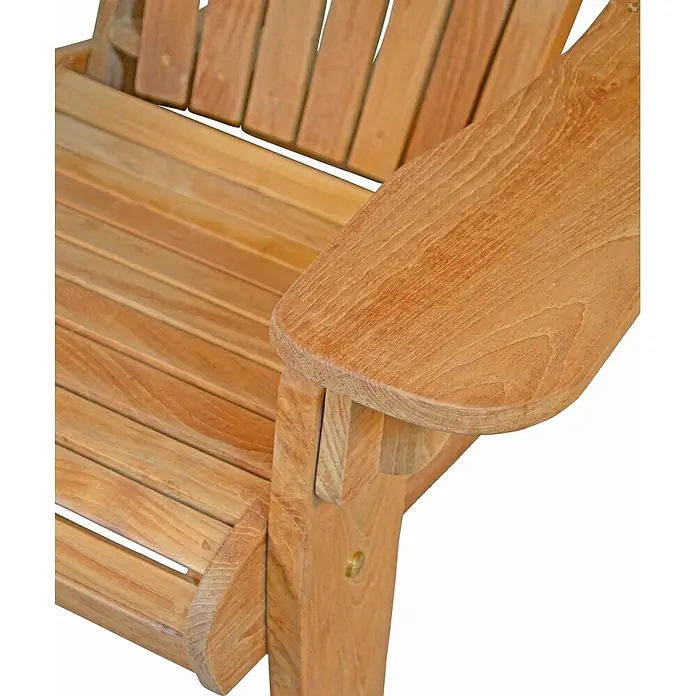 Kai Wiechmann Garten-Liegestuhl - Teakholz, Klappbar, braun - Nahaufnahme der Armlehne und Sitzfläche eines hellbraunen Holzstuhls mit Lattenrost.