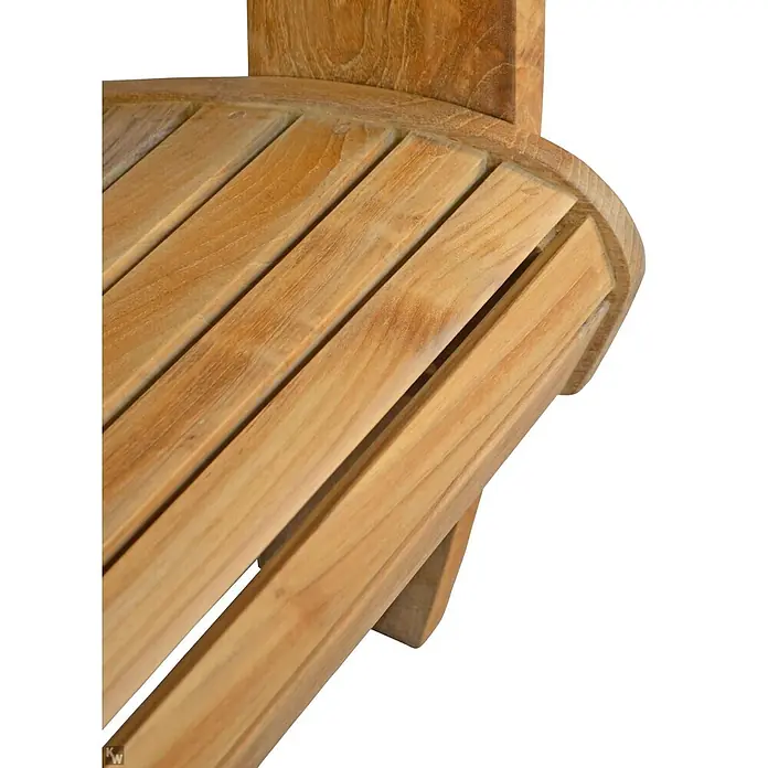 Kai Wiechmann Garten-Liegestuhl - Teakholz, Klappbar, braun - Nahaufnahme gebogener Teakholzlamellen, die natürliche Maserung zeigend, als Stuhl- oder Bankfläche.